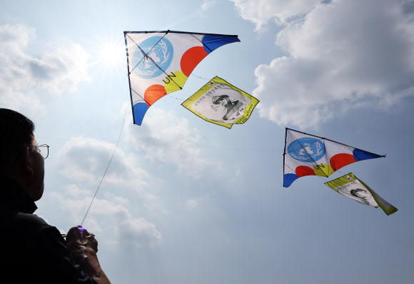 10일 오후 경기도 수원시 세계문화유산 화성(華城) 창룡문에서 한국연연맹 회원들이 제74주년 인천상륙작전 전승기념일(9월15일)을 기념하며 연을 날리고 있다. 2024.9.10  연합뉴스