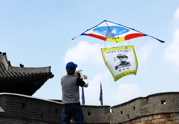 10일 오후 경기도 수원시 세계문화유산 화성(華城) 창룡문에서 한국연연맹 회원들이 제74주년 인천상륙작전 전승기념일(9월15일)을 기념하며 연을 날리고 있다. 2024.9.10  연합뉴스