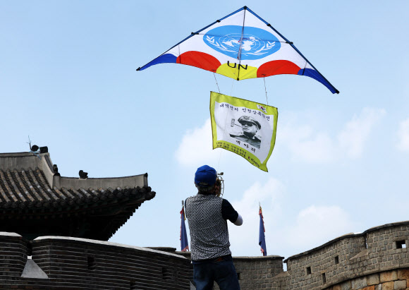 10일 오후 경기도 수원시 세계문화유산 화성(華城) 창룡문에서 한국연연맹 회원들이 제74주년 인천상륙작전 전승기념일(9월15일)을 기념하며 연을 날리고 있다. 2024.9.10  연합뉴스