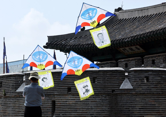 10일 오후 경기도 수원시 세계문화유산 화성(華城) 창룡문에서 한국연연맹 회원들이 제74주년 인천상륙작전 전승기념일(9월15일)을 기념하며 연을 날리고 있다. 2024.9.10  연합뉴스