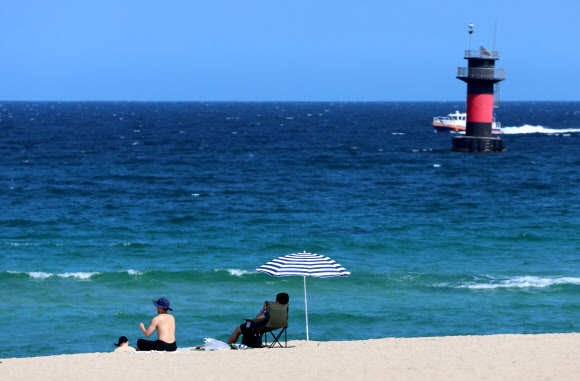 늦더위가 기승을 부린 10일 강원 강릉시 경포해변에서 시민들이 무더위를 식히고 있다. 2024.9.10  연합뉴스