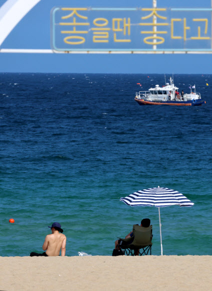 늦더위가 기승을 부린 10일 강원 강릉시 경포해변에서 시민들이 무더위를 식히고 있다. 2024.9.10  연합뉴스