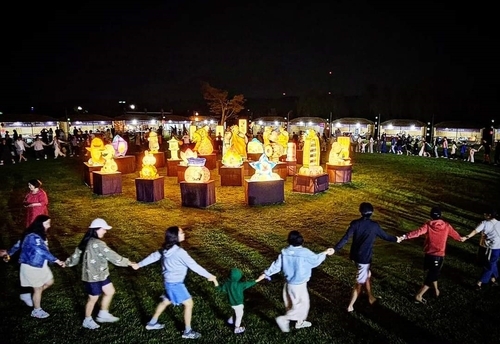 14~18일 강원 경포호수에서 ‘경포 등축제’가 열린다. 사진은 지난해 축제 모습. 연합뉴스