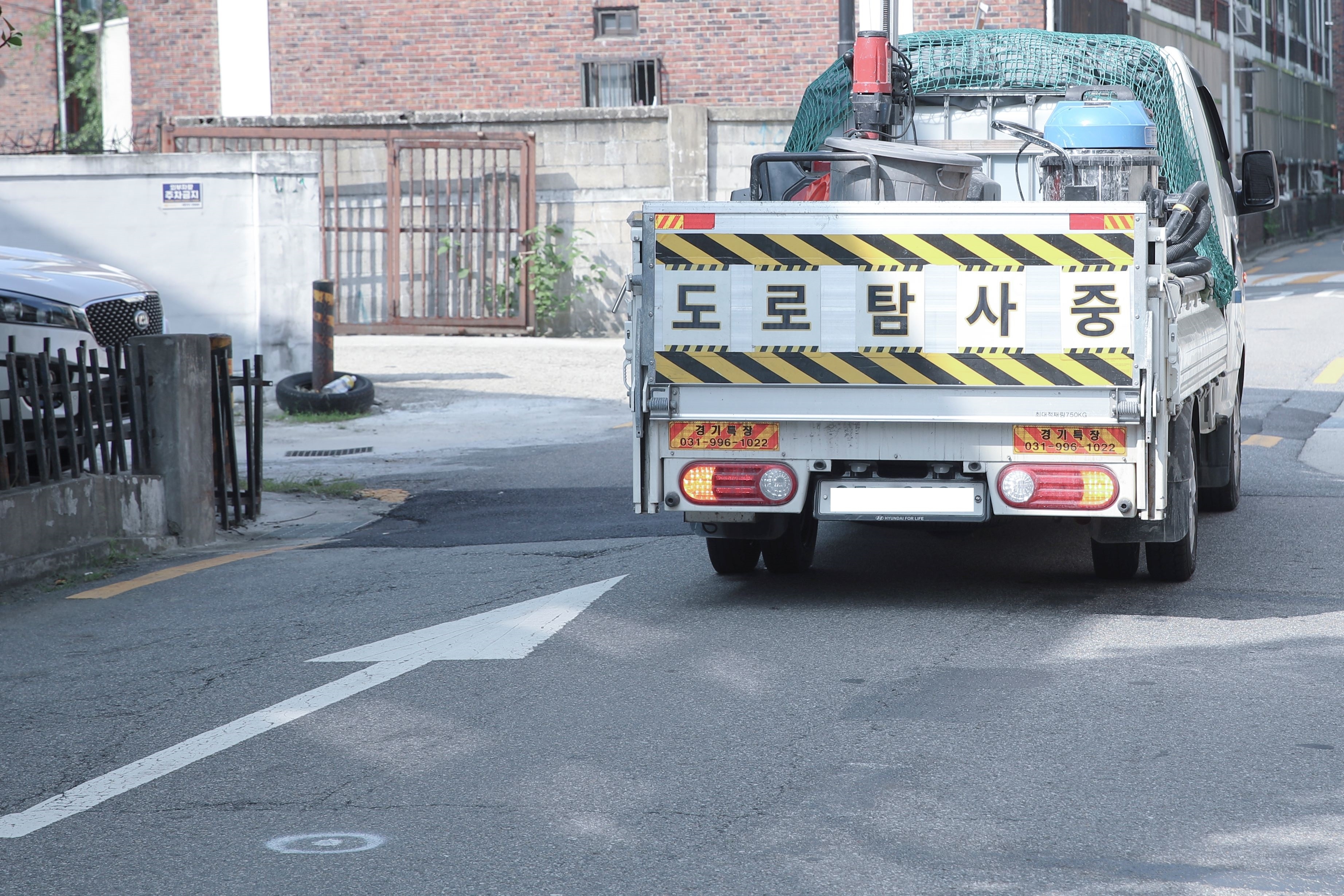 서울 성동구가 도로 하부 공동탐사를 위해 차량형 3D 지표투과레이더(GPR) 탐사를 벌이고 있다. 성동구 제공