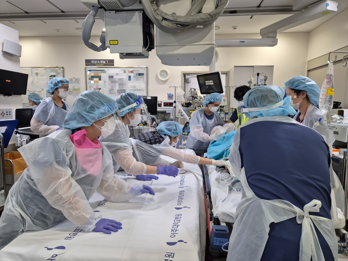 지난 9일 경기 수원시 아주대학교병원 권역외상센터 의료진들이 닥터헬기로 이송한 환자를 외상소생실 베드에 옮기고 있다. 송현주 기자