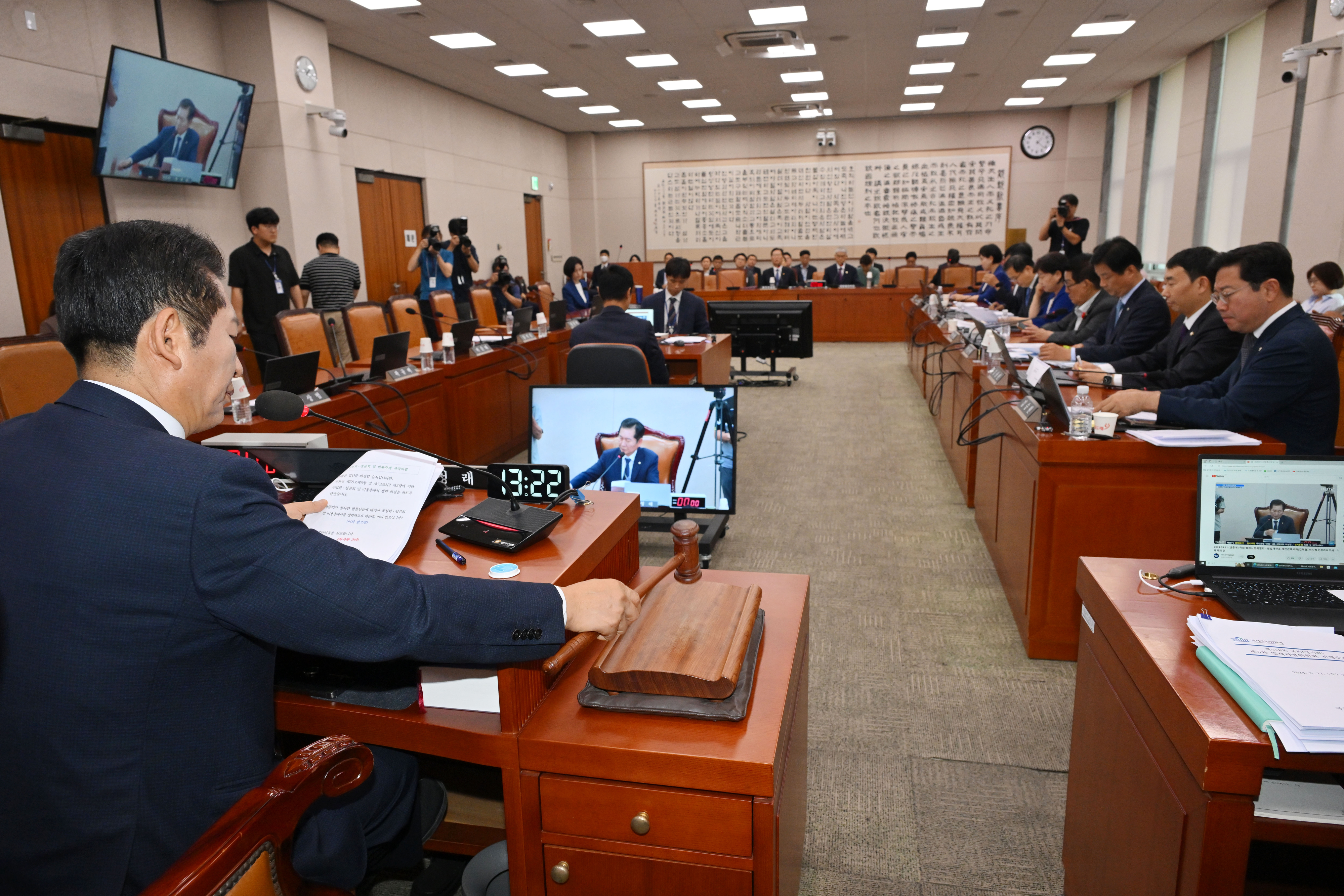 정청래 국회 법제사법위원장이 11일 국회에서 열린 법사위 전체회의에서 국민의힘 의원들이 퇴장한 가운데 의사봉을 두드리고 있다. 더불어민주당이 주도한 법사위는 이날 ‘김건희특검법’과 제3자 추천안이 담긴 ‘채상병특검법’을 야당 단독으로 처리했다. 안주영 전문기자