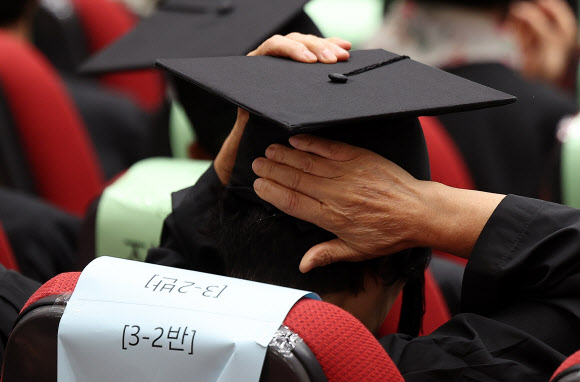 11일 대구 수성구 대구시교육청 행복관에서 열린 대구내일학교 초등 제12회·중학 제9회 졸업식에서 한 졸업생이 학사모를 고쳐 쓰고 있다. 대구내일학교는 배움의 기회를 놓친 만18세 이상 성인에게 초·중학교 학력을 인정받을 수 있도록 돕는 무료 교육과정이다. 2024.9.11. 연합뉴스