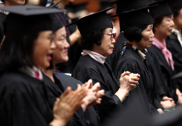 11일 대구 수성구 대구시교육청 행복관에서 열린 대구내일학교 초등 제12회·중학 제9회 졸업식에서 졸업생들이 졸업장 수여를 지켜보고 있다. 대구내일학교는 배움의 기회를 놓친 만18세 이상 성인에게 초·중학교 학력을 인정받을 수 있도록 돕는 무료 교육과정이다. 2024.9.11. 연합뉴스