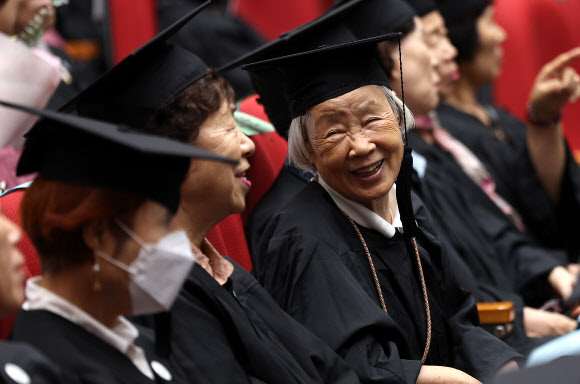 11일 대구 수성구 대구시교육청 행복관에서 열린 대구내일학교 초등 제12회·중학 제9회 졸업식에서 한 졸업생이 활짝 웃고 있다. 대구내일학교는 배움의 기회를 놓친 만18세 이상 성인에게 초·중학교 학력을 인정받을 수 있도록 돕는 무료 교육과정이다. 2024.9.11. 연합뉴스