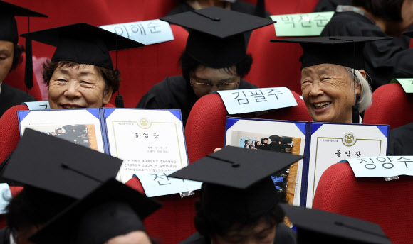 11일 대구 수성구 대구시교육청 행복관에서 열린 대구내일학교 초등 제12회·중학 제9회 졸업식에서 졸업생들이 졸업장을 들고 기념 촬영을 하고 있다. 대구내일학교는 배움의 기회를 놓친 만18세 이상 성인에게 초·중학교 학력을 인정받을 수 있도록 돕는 무료 교육과정이다. 2024.9.11. 연합뉴스