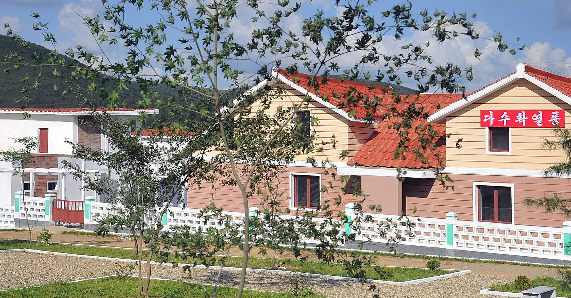 북한 노동당 기관지 노동신문은 11일 “남포시 항구구역 지사농장, 우산농장에서 새집들이가 진행됐다”라면서 “농촌고유의 특색과 현대미가 조화를 이루고 근로자들의 편의를 도모할 수 있는 조건이 갖춰졌다”라고 전했다. 평양 노동신문·뉴스1