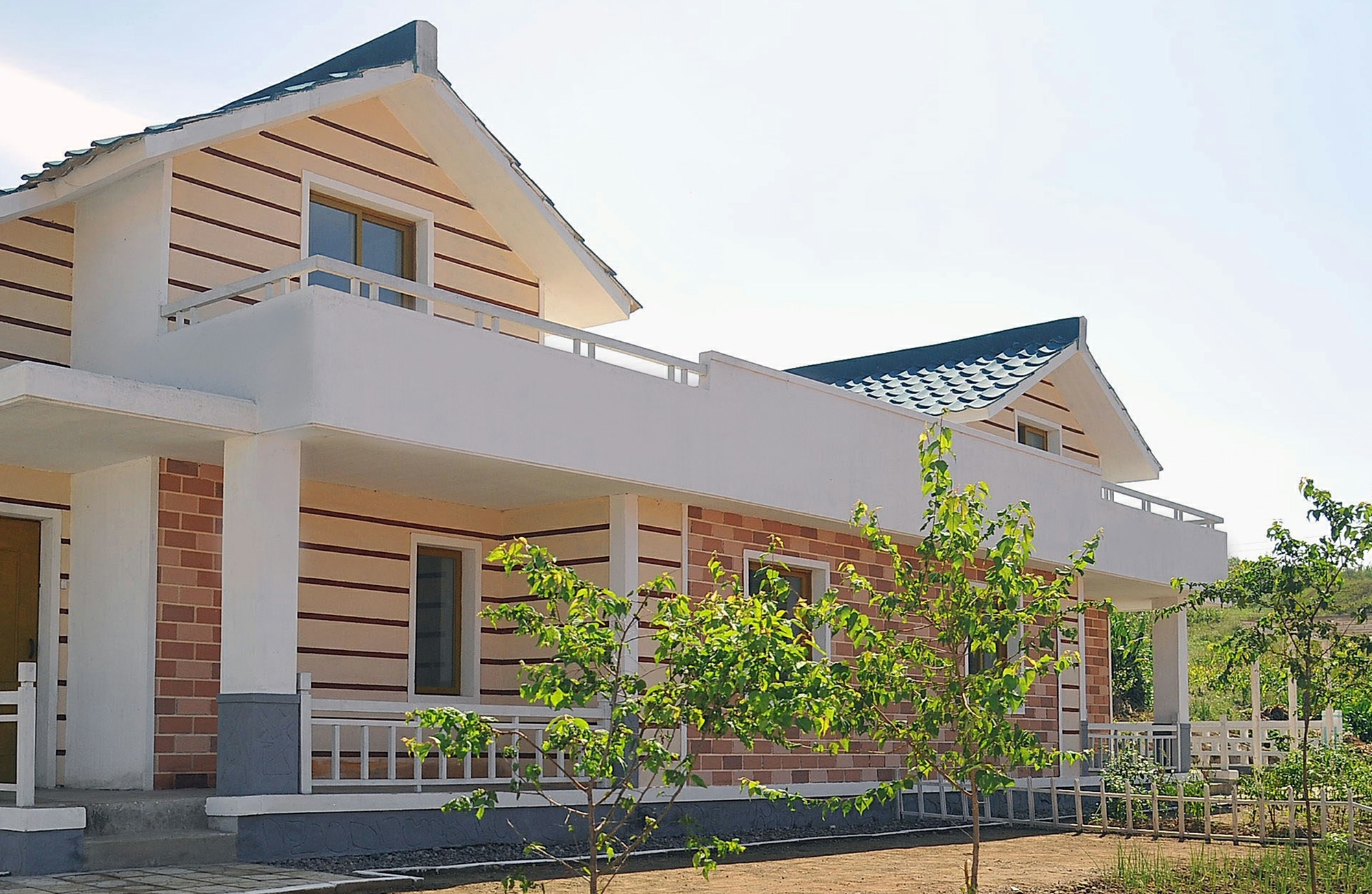 북한 노동당 기관지 노동신문은 11일 “남포시 항구구역 지사농장, 우산농장에서 새집들이가 진행됐다”라면서 “농촌고유의 특색과 현대미가 조화를 이루고 근로자들의 편의를 도모할 수 있는 조건이 갖춰졌다”라고 전했다. 평양 노동신문·뉴스1