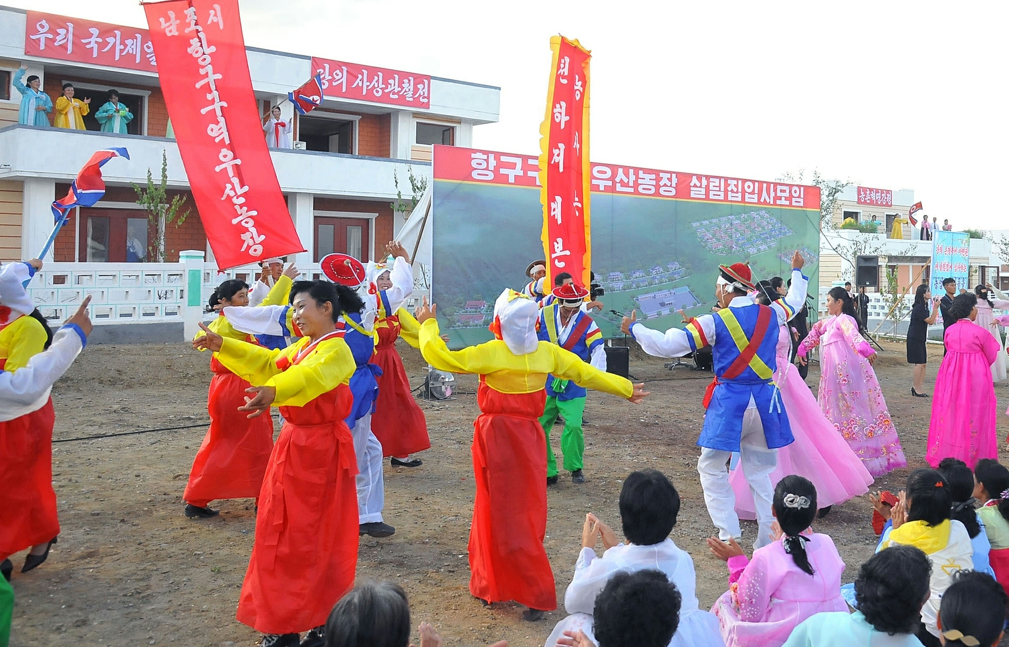 북한 노동당 기관지 노동신문은 11일 “남포시 항구구역 지사농장, 우산농장에서 새집들이가 진행됐다”라면서 “농촌고유의 특색과 현대미가 조화를 이루고 근로자들의 편의를 도모할 수 있는 조건이 갖춰졌다”라고 전했다. 평양 노동신문·뉴스1