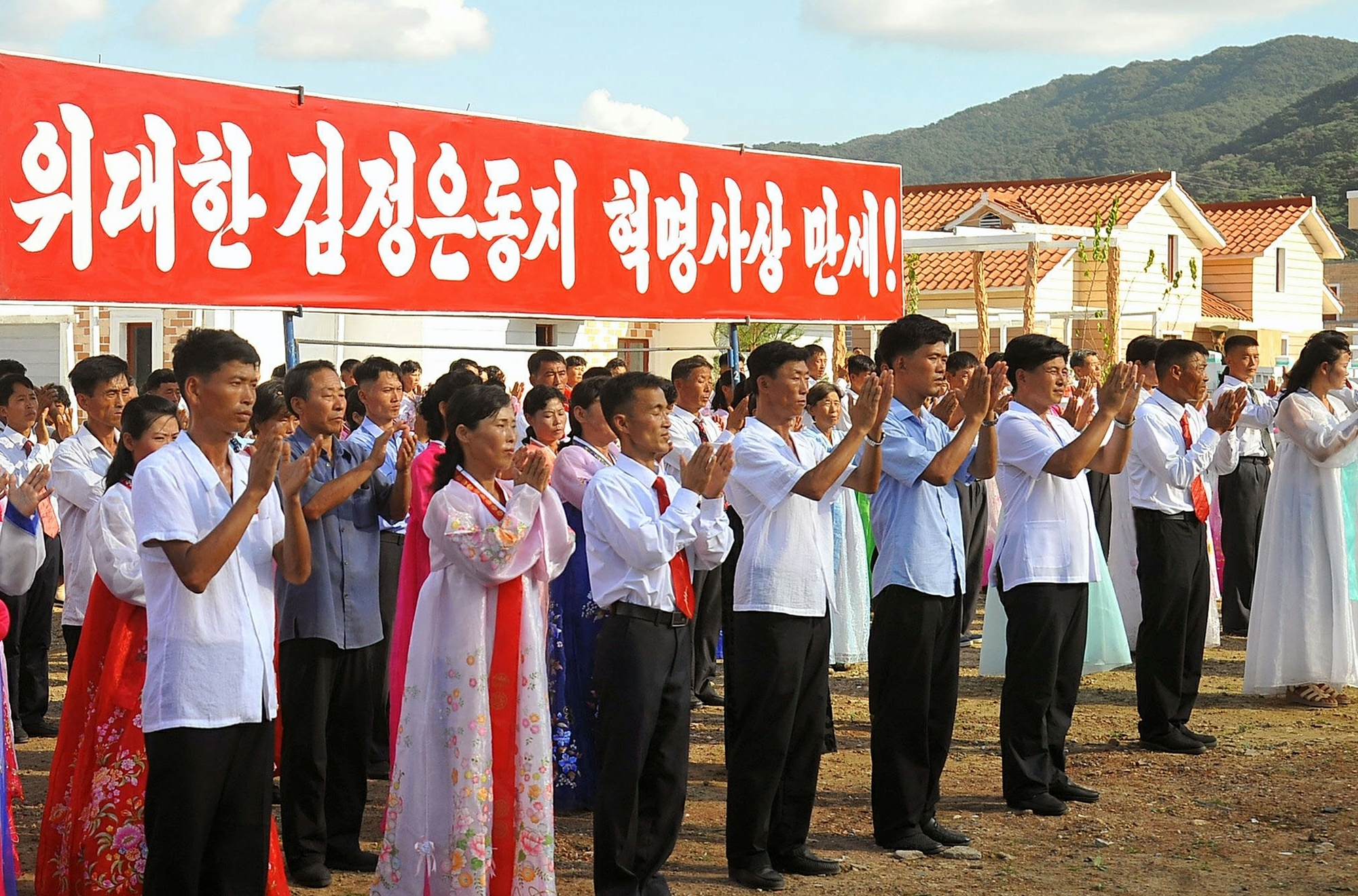 북한 노동당 기관지 노동신문은 11일 “남포시 항구구역 지사농장, 우산농장에서 새집들이가 진행됐다”라면서 “농촌고유의 특색과 현대미가 조화를 이루고 근로자들의 편의를 도모할 수 있는 조건이 갖춰졌다”라고 전했다. 평양 노동신문·뉴스1