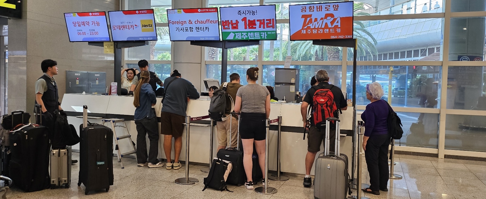 제주공항 도착장 앞에서 운영되고 있는 렌터카업체 들이 외국인들이 렌터카 대여를 위해 상담하고 있다. 사진은 기사와 무관. 제주 강동삼 기자