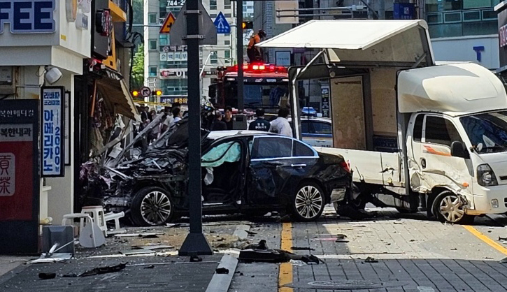 12일 부산 해운대구 해운대구청 어귀 삼거리에서 벤츠 차량 1대가 인도로 돌진해 2명이 숨지는 사고가 발생한 현장 모습. 독자 제공