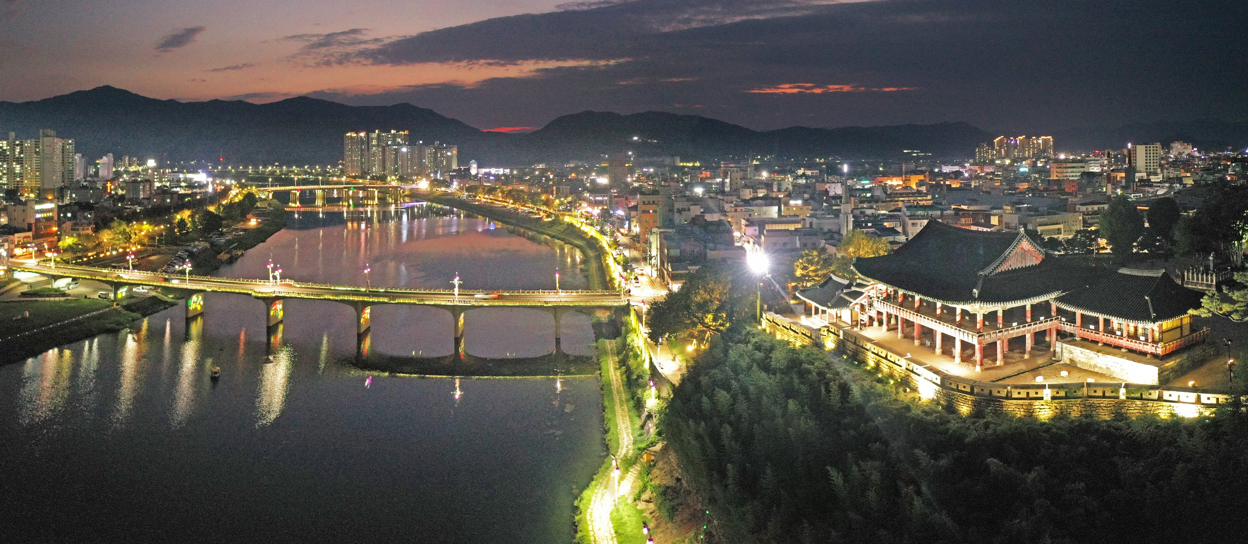 경남 밀양 시내 야경. 오른쪽 아래 옛 건물이 국보인 영남루다. 기생 운심 등 무수히 많은 이야기의 보고이기도 하다