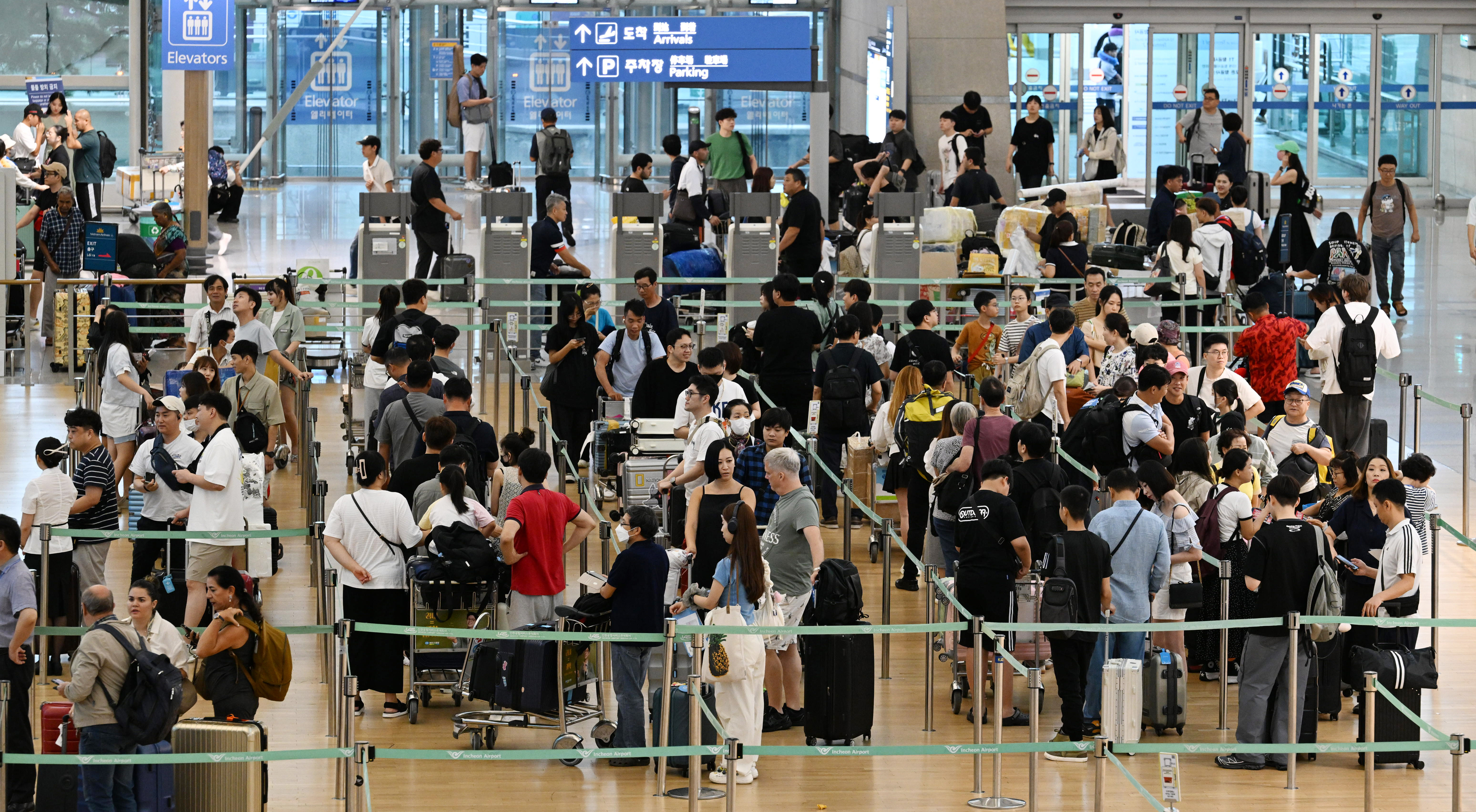 지난 12일 오전 인천국제공항 제1여객터미널 출국장이 추석연휴를 맞아 여행하려는 사람들로 붐비고 있다. 도준석 전문기자