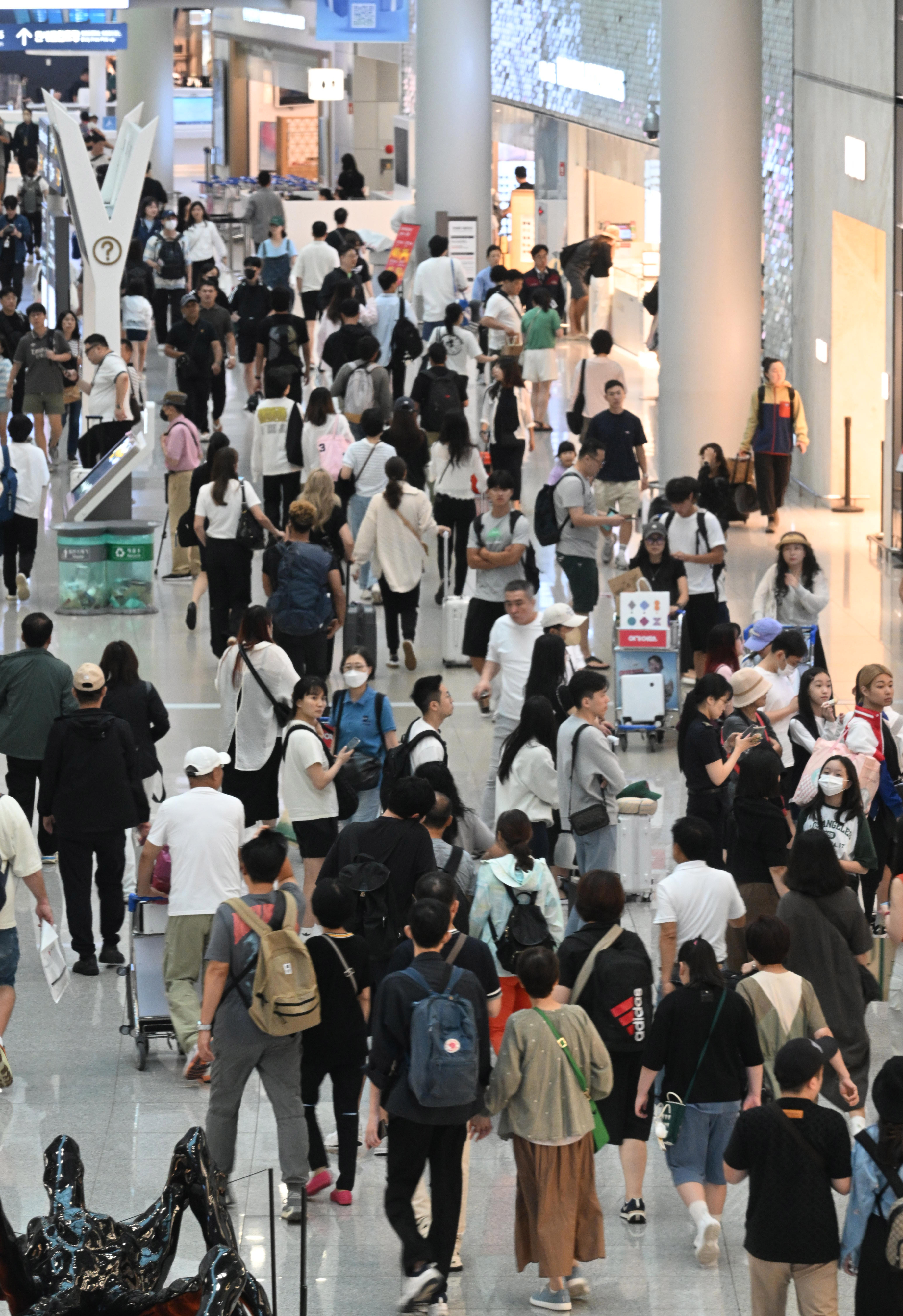 북적북적 공항… 추캉스 떠나요