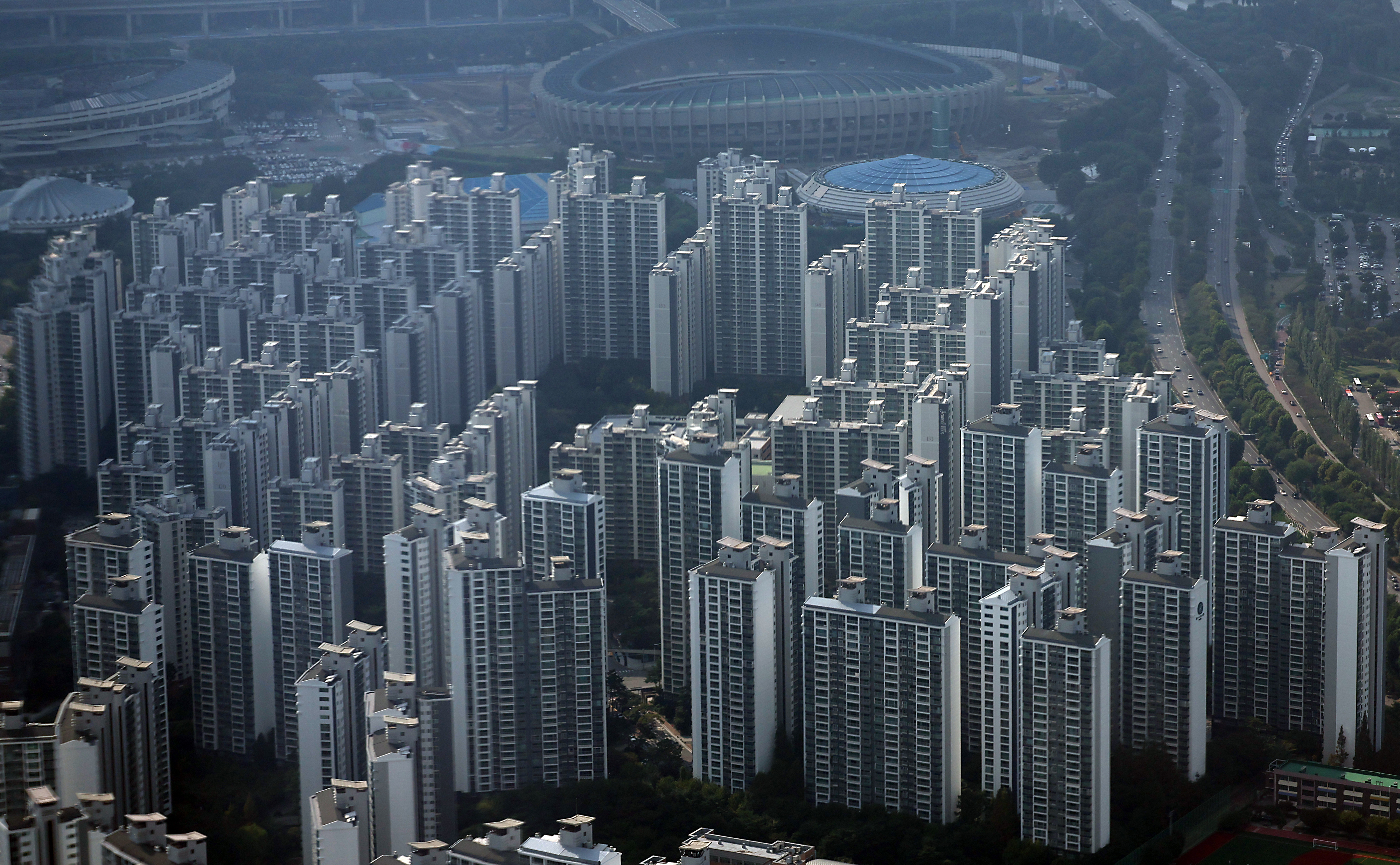 서울 송파구 롯데월드타워 서울스카이에서 아파트 단지가 보이고 있다. 2024.9.8. 뉴스1