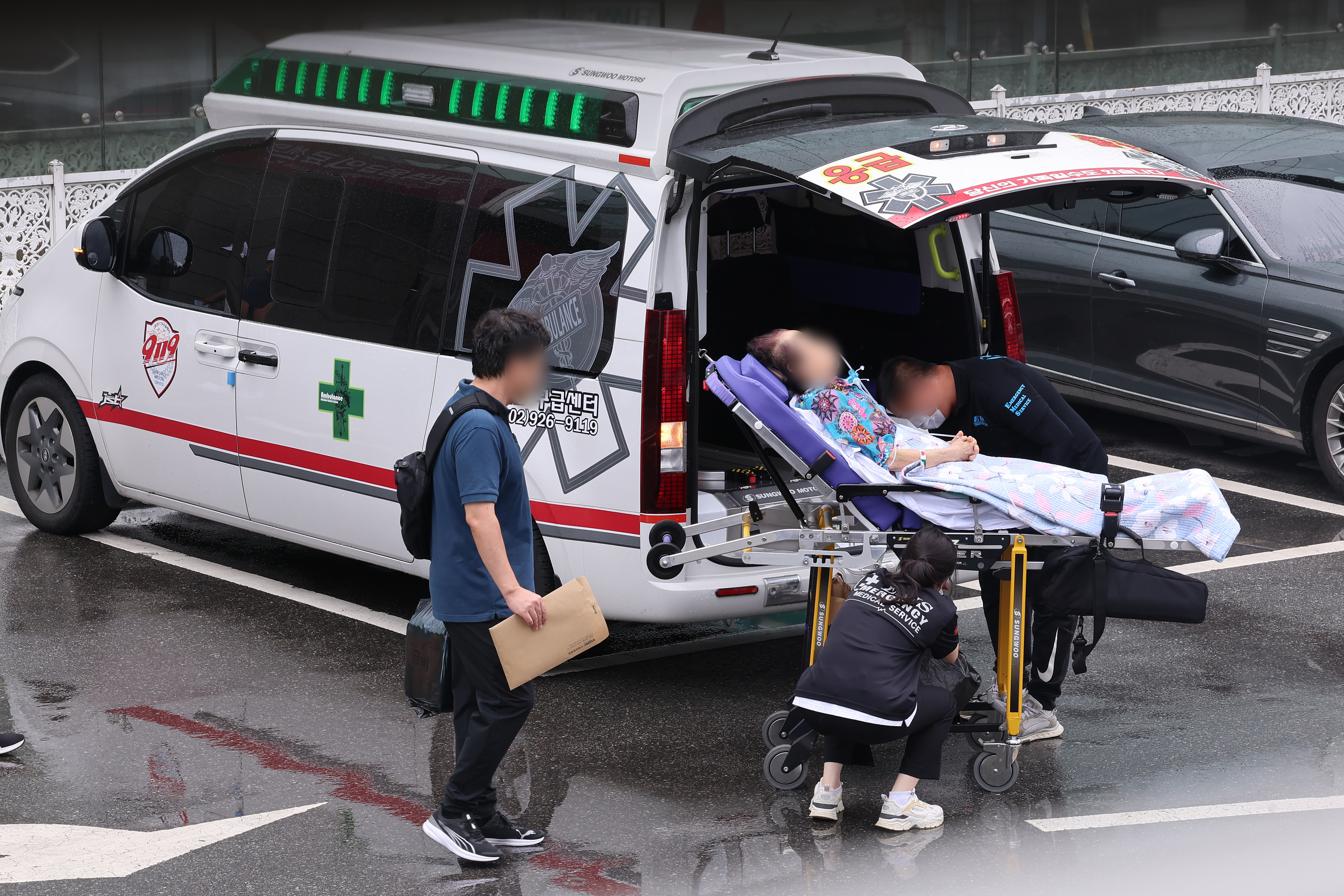 지난 13일 오전 서울 시내 한 대학병원에서 환자가 이송되고 있다. 2024.9.13 연합뉴스