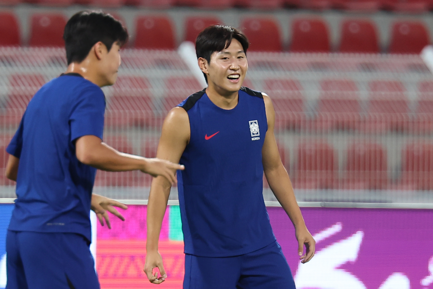 한국 남자축구 국가대표 이강인이 9일 오만 무스카트의 술탄카부스 스타디움에서 진행한 팀 훈련에서 밝게 웃고 있다. 무스카트 연합뉴스