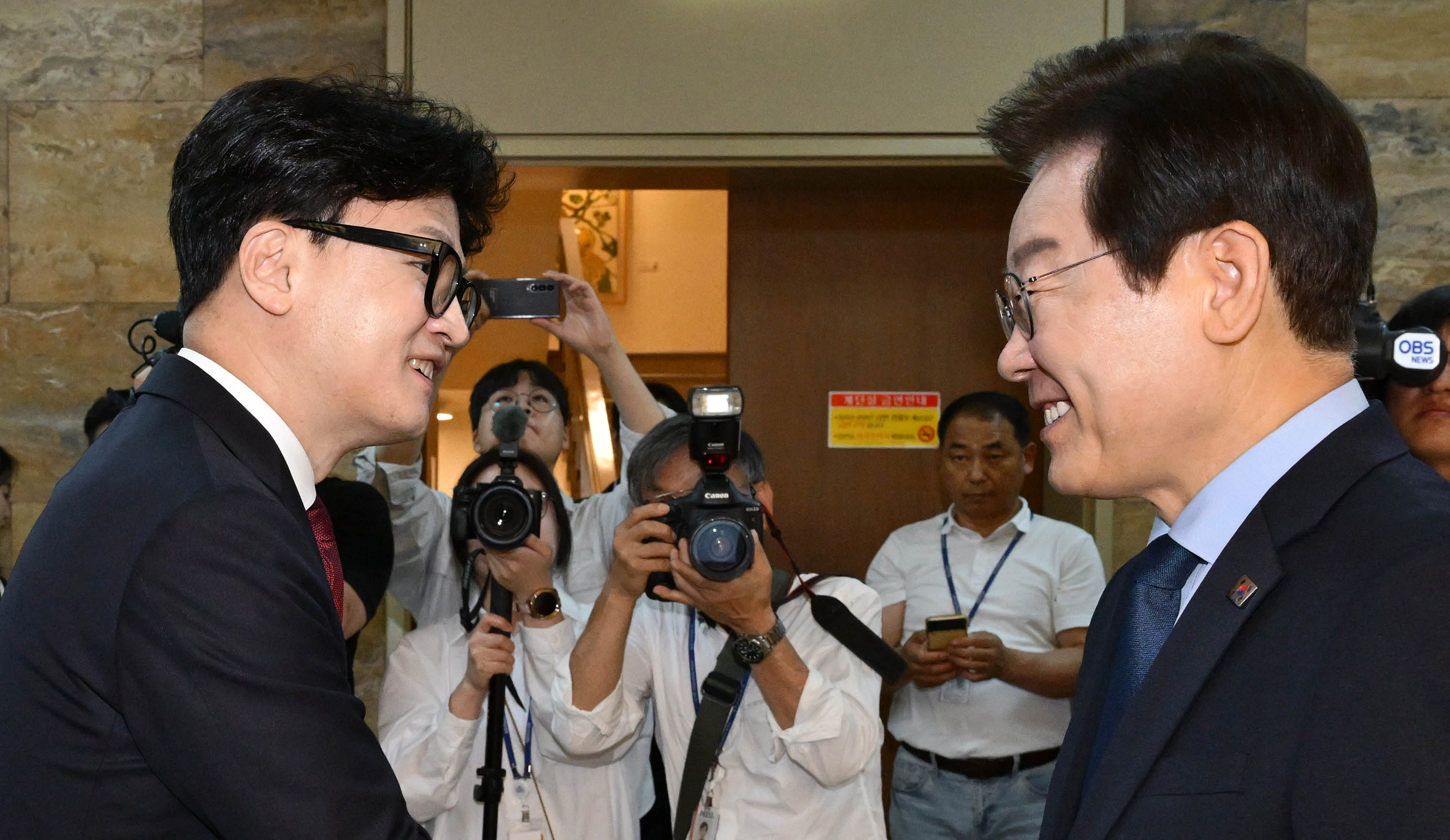 한동훈 국민의힘 대표와 이재명 더불어민주당 대표가 1일 서울 여의도 국회에서 열린 여야 대표 회담에 앞서 악수하고 있다. 뉴스1