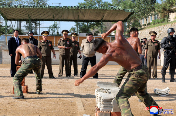 김정은 북한 국무위원장이 지난 11일 인민군 특수작전무력 훈련기지를 시찰했다고 조선중앙통신이 13일 보도했다. 2024.9.13 평양 조선중앙통신=연합뉴스