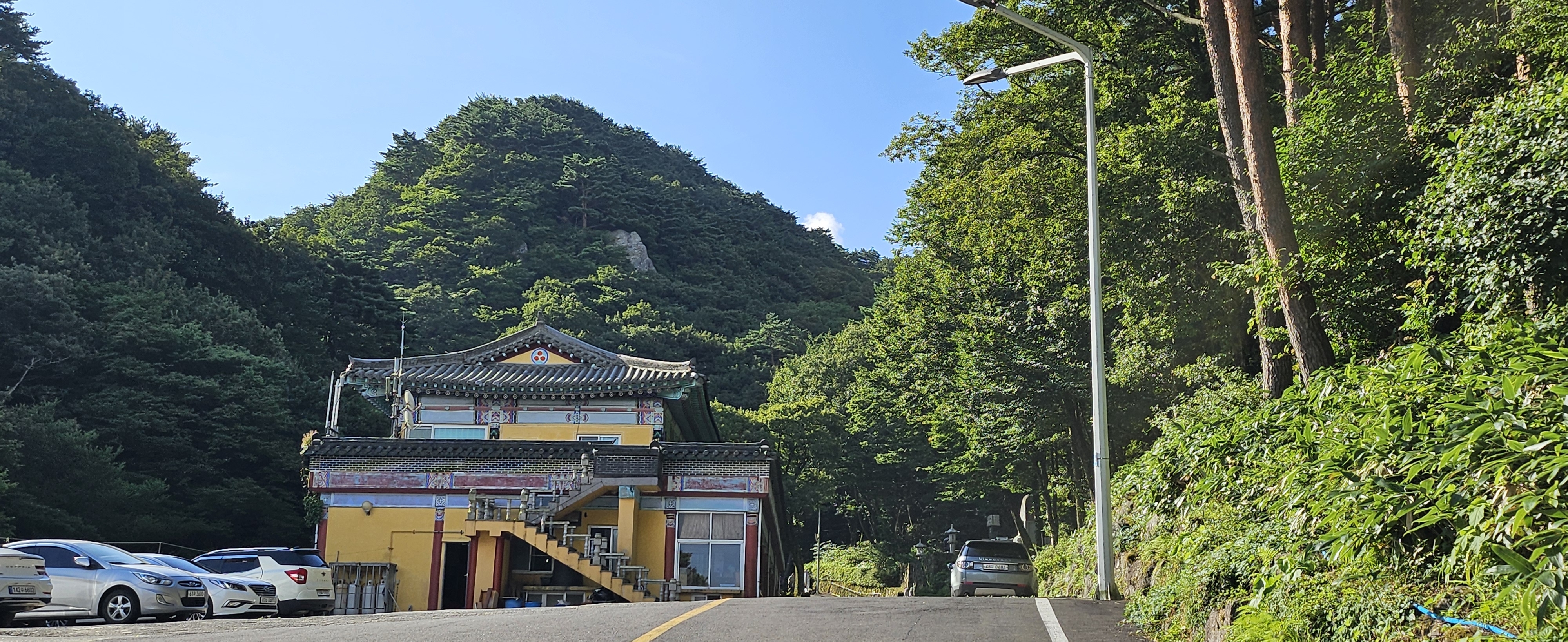 노루손이오름에서 차로 중문방면으로 5분정도 달리면 나오는 천왕사 사찰. 제주 강동삼 기자