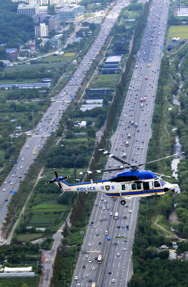 추석 연휴 고속도로 법규위반차량 단속하는 헬기