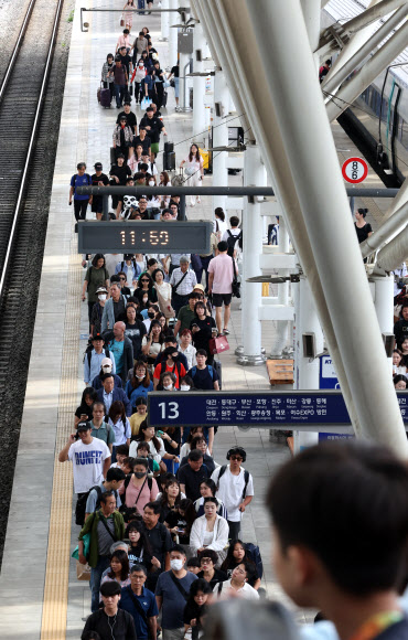 추석 연휴 첫날, 역귀성 행렬