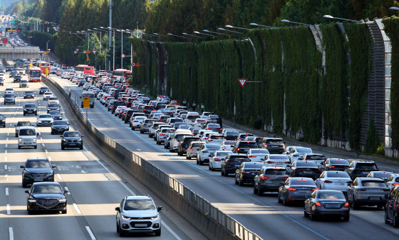 ‘민족 대이동’ 추석 연휴 첫날, 북적이는 고속도로
