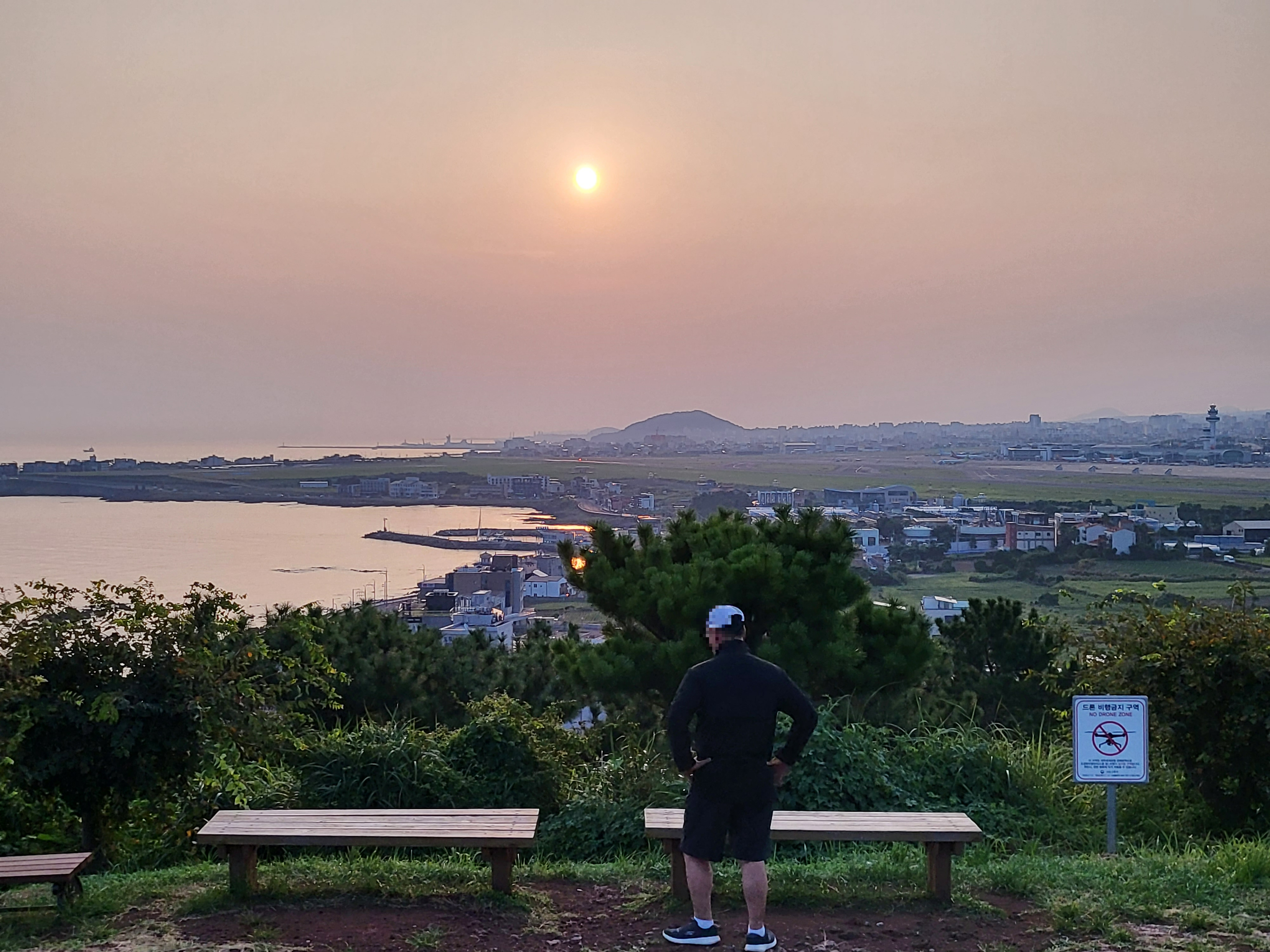 드론비행금지구역 팻말이 있는 도두봉에서 바라본 제주국제공항 활주로의 모습. 제주 강동삼 기자