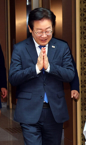 더불어민주당 이재명 대표가 15일 오전 서울 종로구 한국불교역사문화기념관에서 조계종 총무원장인 진우스님을 예방, 합장하고 있다. 2024.9.15  연합뉴스