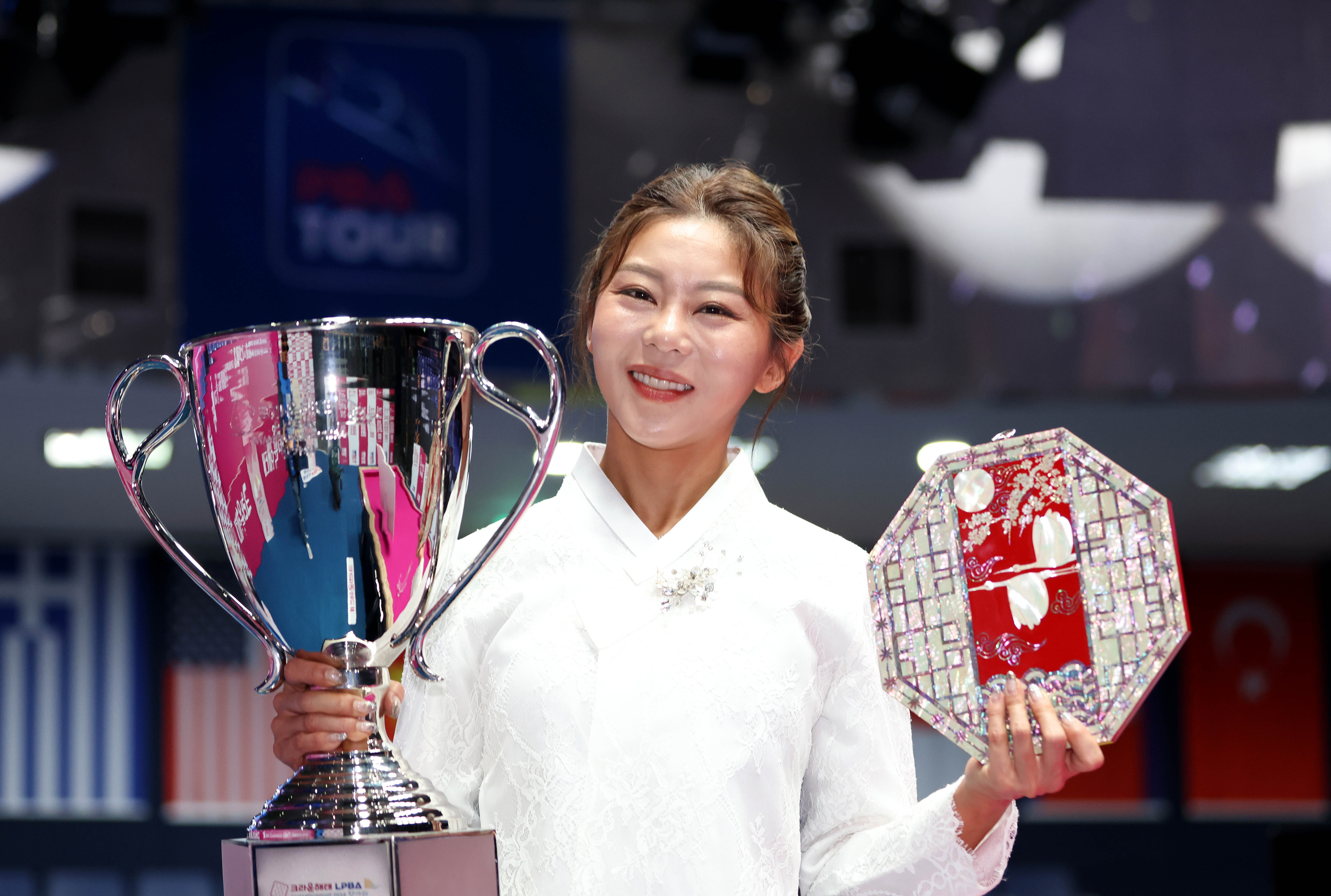 김가영이 17일 밤 LPBA 4차 투어에서 우승한 뒤 트로피를 들고 기뻐하고 있다. PBA 제공