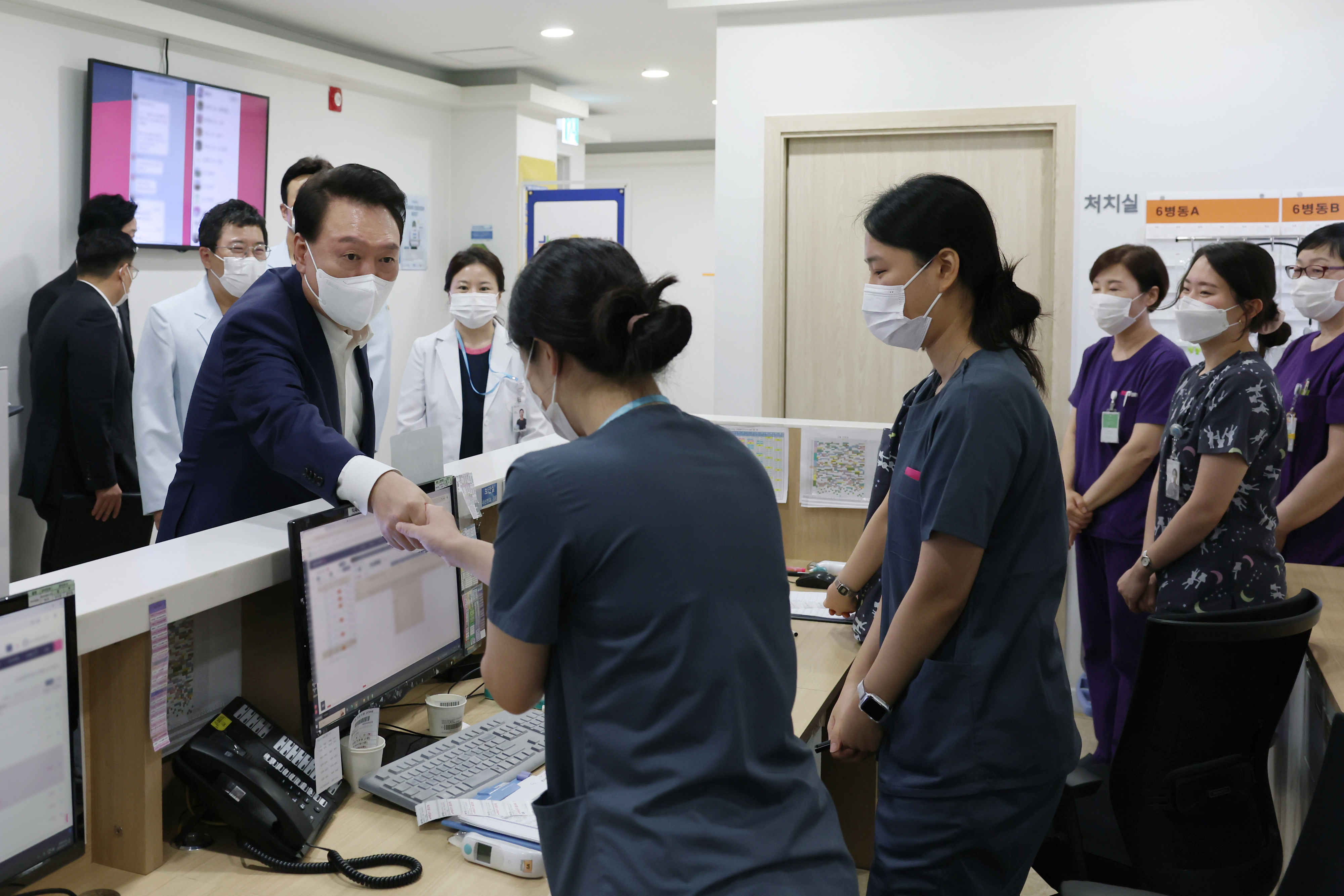 윤석열 대통령이 18일 서울 성북구 우리아이들병원을 찾아 의료진과 인사를 나누고 있다. 2024.9.18 뉴스1