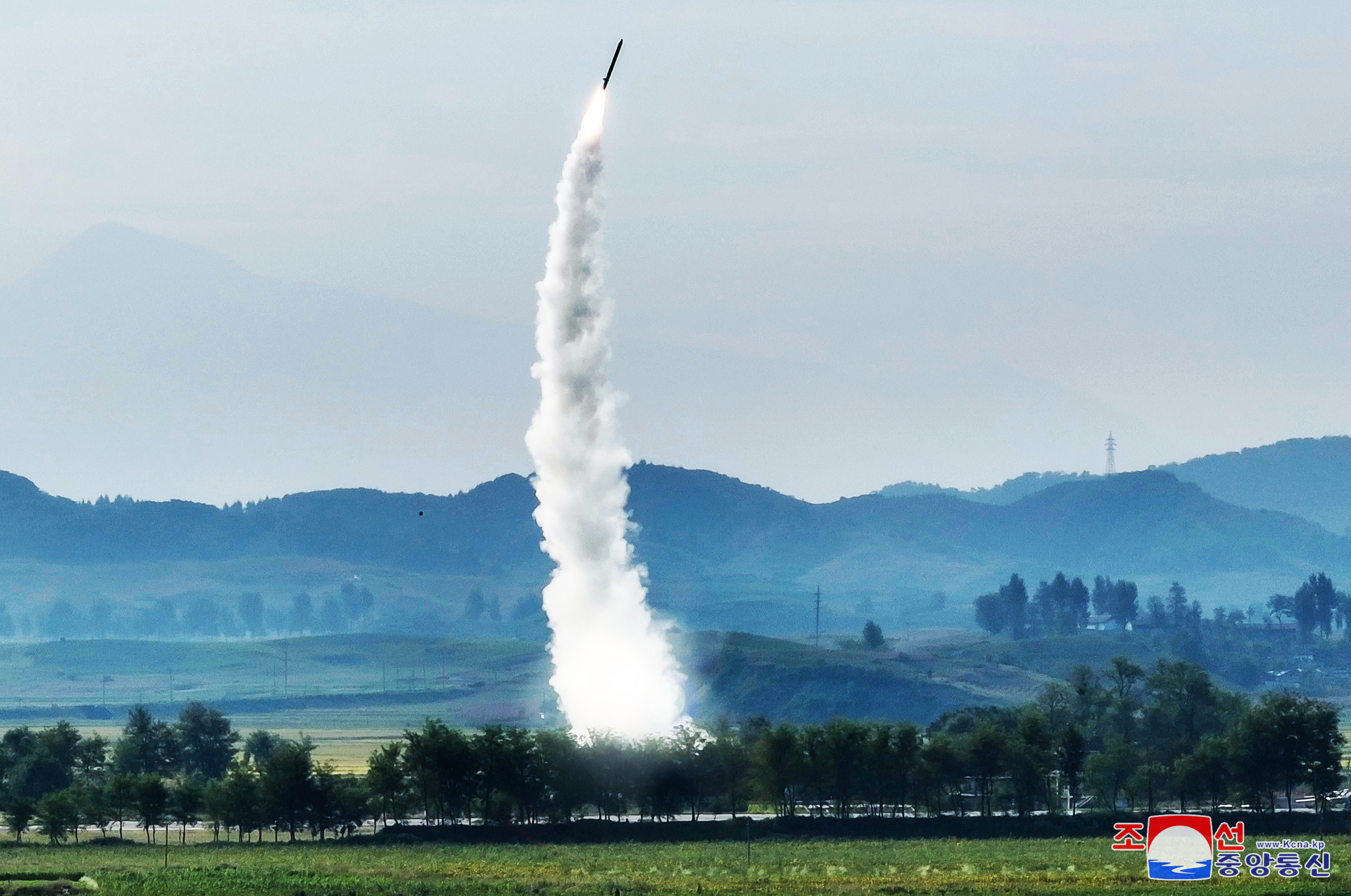 북한이 고중량 재래식 탄두를 장착한 신형 단거리탄도미사일(SRBM) 시험발사에 성공했다고 19일 밝혔다. 북한 미사일총국은 전날 “신형전술탄도미사일 ‘화성포-11다-4.5’ 시험발사와 개량형전략순항미사일 시험발사를 성공적으로 진행했다고 조선중앙통신이 이날 보도했다. 2024.9.19 연합뉴스