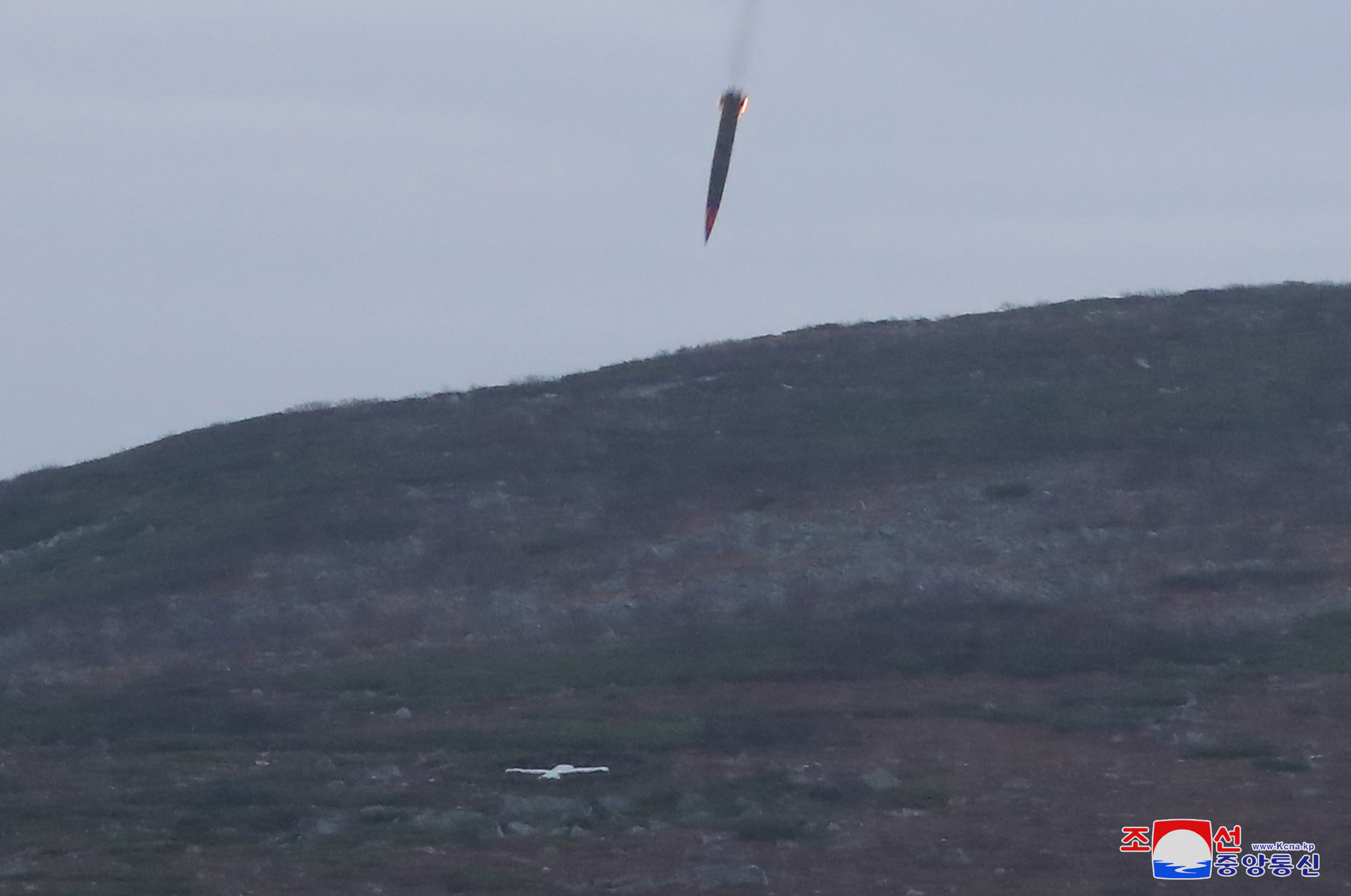 북한이 고중량 재래식 탄두를 장착한 신형 단거리탄도미사일(SRBM) 시험발사에 성공했다고 19일 밝혔다. 북한 미사일총국은 전날 “신형전술탄도미사일 ‘화성포-11다-4.5’ 시험발사와 개량형전략순항미사일 시험발사를 성공적으로 진행했다고 조선중앙통신이 이날 보도했다. 2024.9.19 연합뉴스