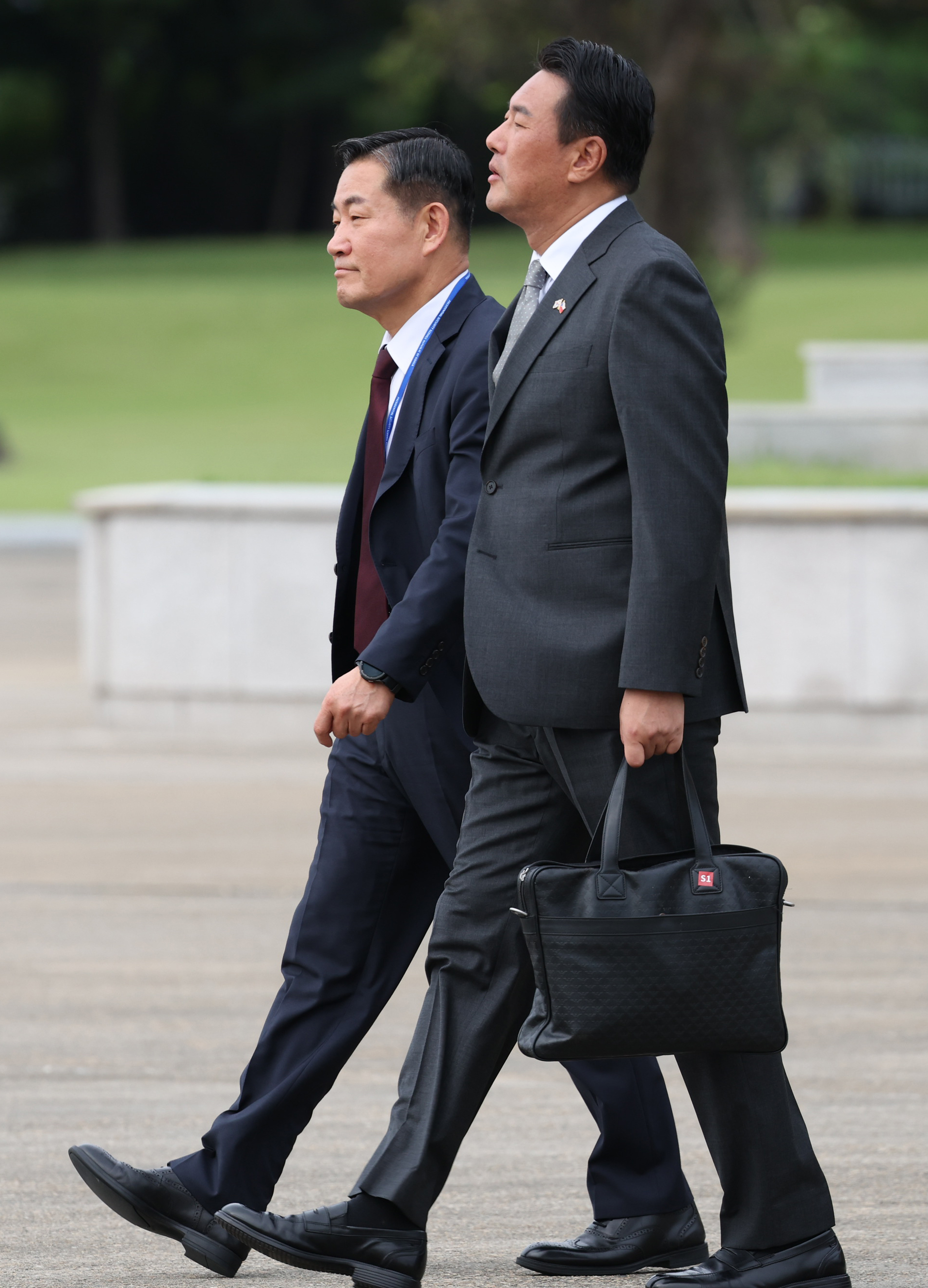 신원식 국가안보실장(왼쪽)과 김태효 국가안보실 1차장이 19일 성남 서울공항에서 윤석열 대통령의 체코 공식 방문 수행을 위해 대통령 전용기인 공군 1호기로 향하고 있다. 2024.9.19 연합뉴스