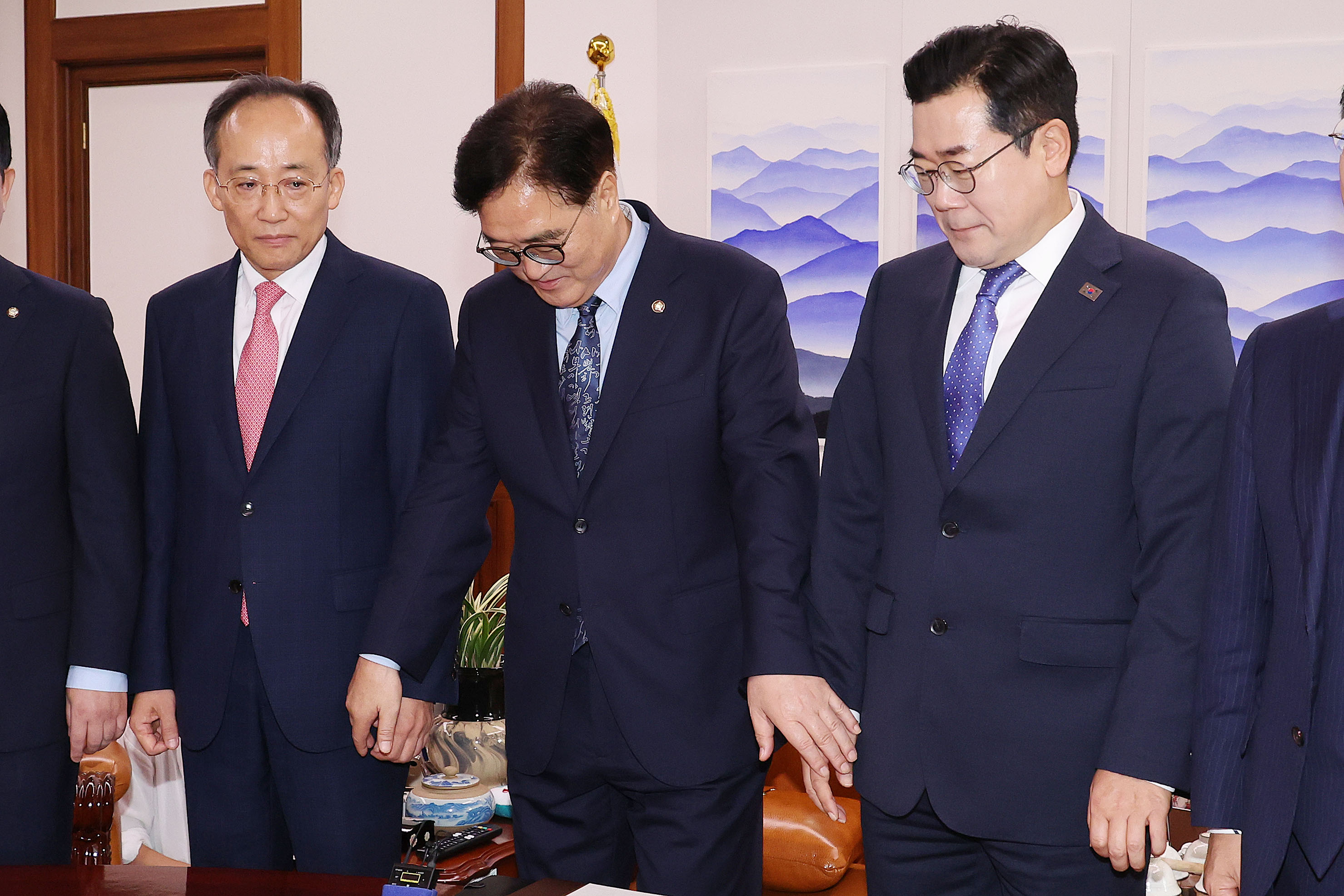 우원식 국회의장(가운데)이 19일 오전 서울 여의도 국회에서 열린 여야 원내대표 회동에서 추경호 국민의힘(왼쪽)·박찬대 더불어민주당 원내대표의 손을 잡고 있다. 2024.9.19 홍윤기 기자