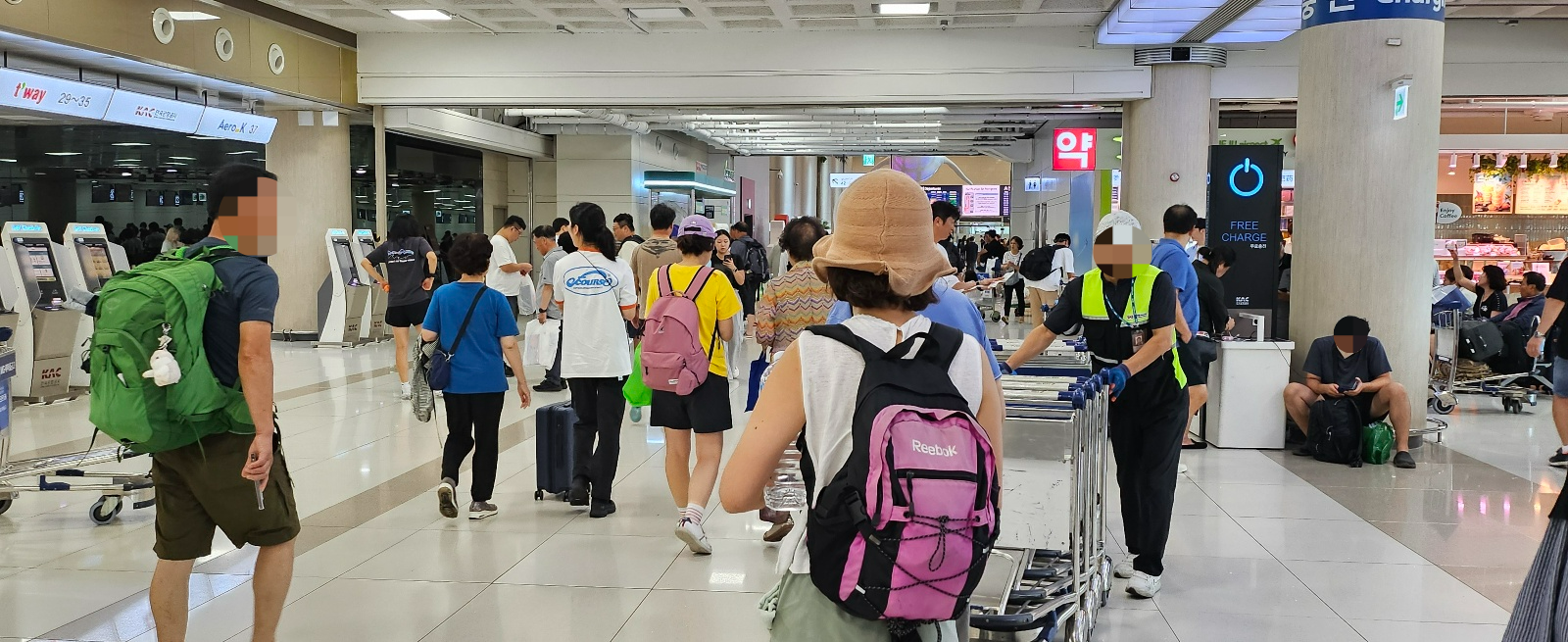 연휴 마지막날인 18일 제주국제공항 출발장에서 여행객들이 탑승수속을 밟기 위해 이동하고 있다. 제주 강동삼 기자