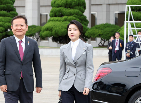 김건희 여사가 19일 성남 서울공항에서 윤석열 대통령의 체코 공식 방문에 동행하며 대통령 전용기인 공군 1호기로 향하고 있다. 연합뉴스