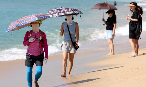 양산 쓰고 백사장 걷기
