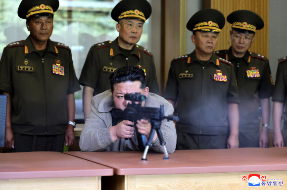 소총 시험사격하는 김정은