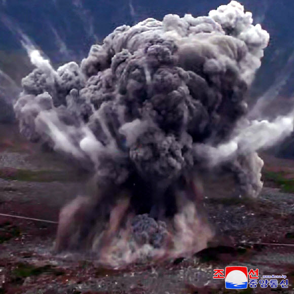 북 “4.5t 초대형 재래식 탄두 장착 신형 미사일 시험발사 성공”