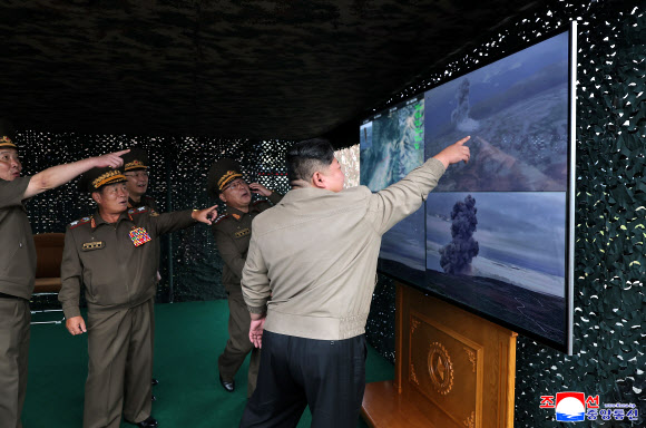 북 “4.5t 초대형 재래식 탄두 장착 신형 미사일 시험발사 성공”