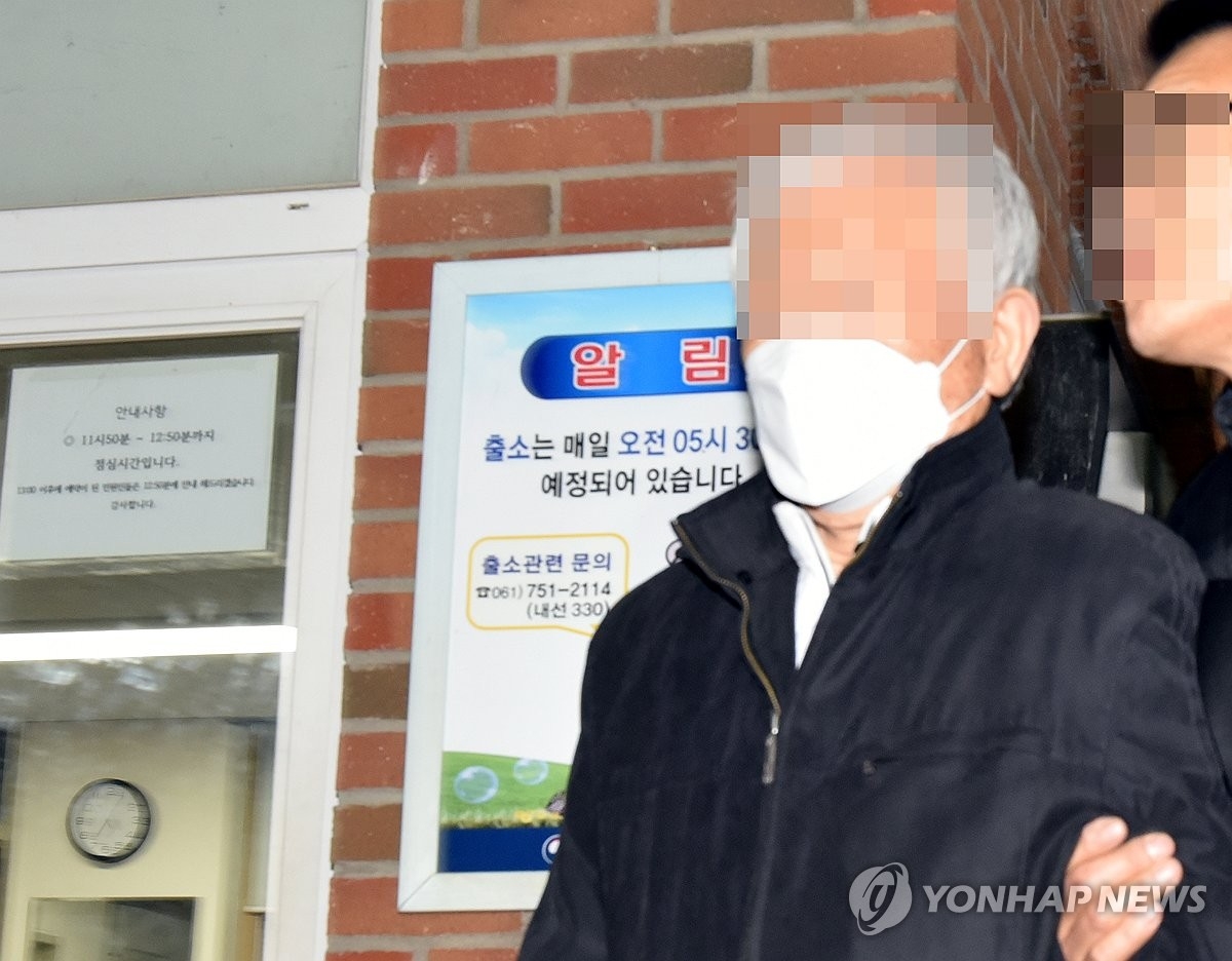 순천 ‘청산가리 막걸리 사건’ 주범으로 무기징역을 선고받고 복역중인  A(74)씨가 지난 1월 재심 개시와 형 집행 정지로 순천교도소에서 풀려나고 있다. 연합뉴스.