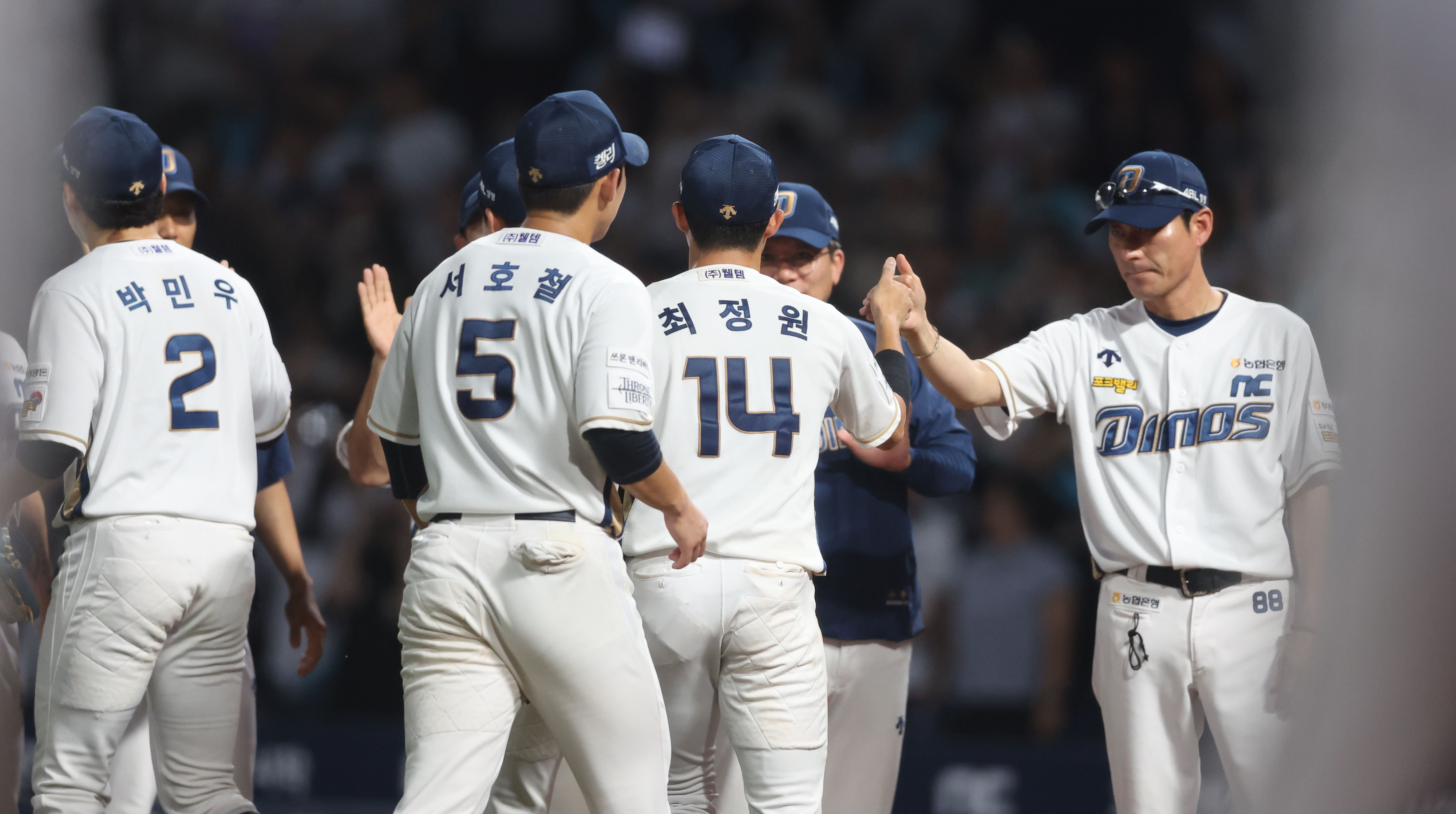 지난달 29일 경남 창원NC파크에서 열린 2024 KBO 리그 두산 베어스와의 경기에서 10-2로 승리한 뒤 선수들을 격려하는 강인권 NC 다이노스 감독. 연합뉴스