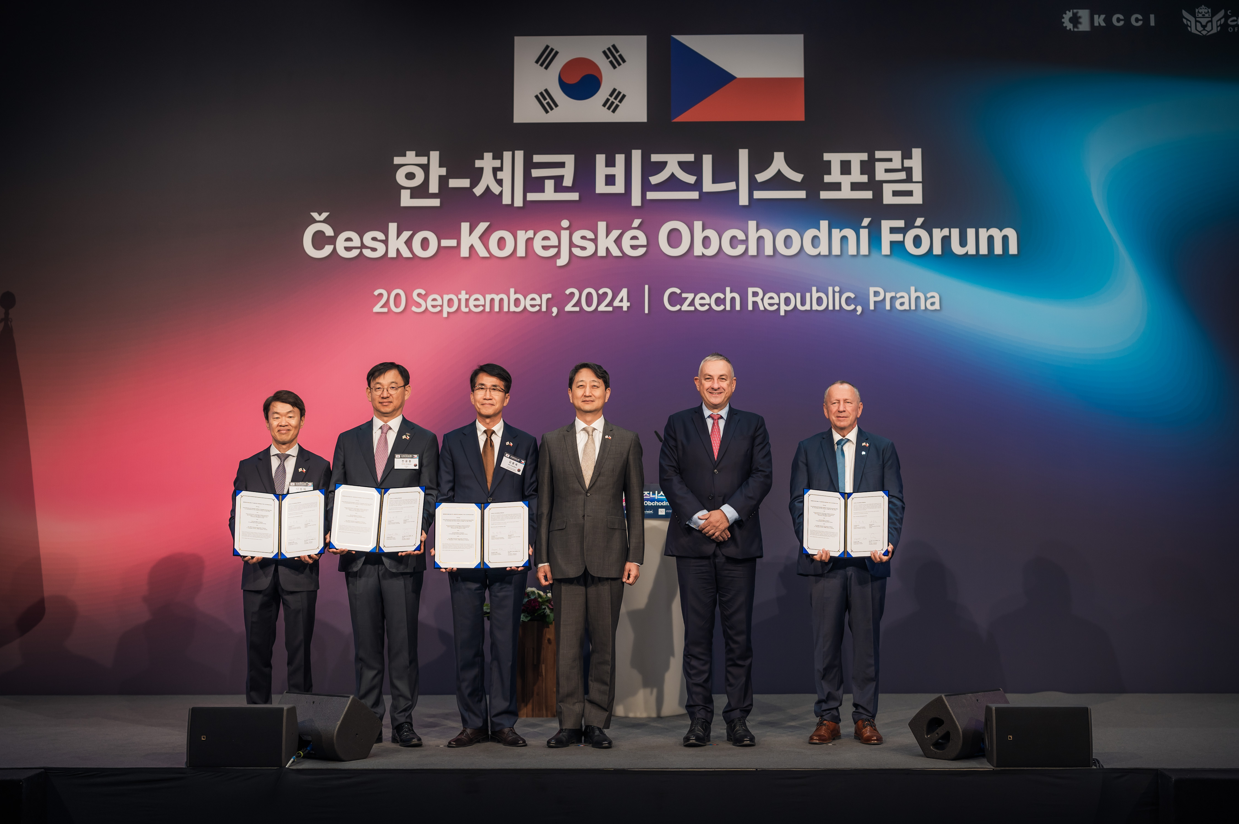 왼쪽부터 나승식 한국자동차연구원장, 전윤종 한국산업기술기획평가원장, 김동욱 현대차 전략기획실 부사장, 안덕근 산업통상자원부 장관, 요제프 시켈라 체코 산업통상부 장관, 바츨라프 스나셀 체코 오스트라바 공대 총장이 기념 촬영을 하고 있다. 대한상공회의소 제공