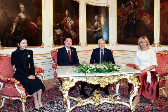 윤석열 대통령과 김건희 여사가 19일(현지시간) 체코 프라하성에서공식환영식을 마친 뒤 페트르 파벨 체코 대통령 부부와 환담 자리를 갖고 있다. 2024.9.20  연합뉴스